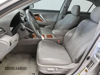 2009 Toyota Camry LE z VIN 4T1BK46K89U595880, wystawiony jako Copart lot #55069935 z przebiegiem 265 831 mil mil oraz Czysty tytuł • Clean title. Historia ofert i sprzedaży dostępna na DreamBid. Obrazek 7.