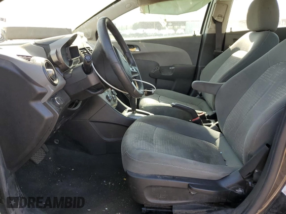 2014 Chevrolet Sonic LS z VIN 1G1JA5SH0E4131777, wystawiony jako Copart lot #65558225 z przebiegiem 136 704 mil mil oraz Szkoda całkowita • Salvage title. Historia ofert i sprzedaży dostępna na DreamBid. Obrazek 7.
