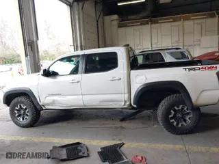 2020 Toyota Tacoma 4WD SR5 with VIN 5TFCZ5AN6LX235847, listed as a IAAI auction lot 41676928 with 77,384 mi miles. Bid and sale history available at carsss.com. Image 14.