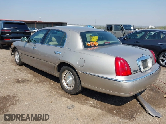 2002 Lincoln Town Car Executive z VIN 1LNHM81W12Y620302, wystawiony jako IAAI lot #41952738 z przebiegiem 83 062 mil mil oraz . Historia ofert i sprzedaży dostępna na DreamBid. Obrazek 3.