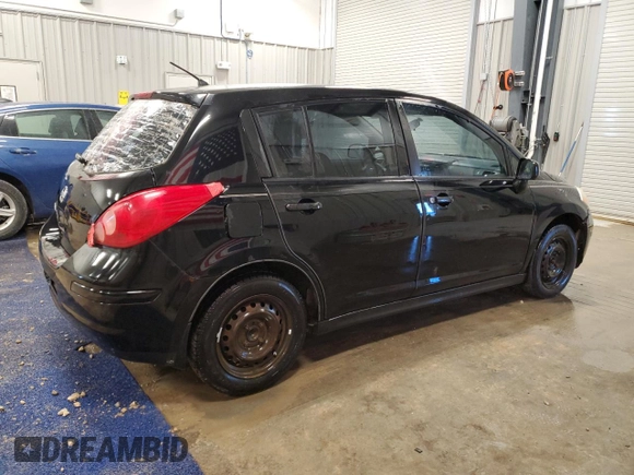 2008 Nissan Versa S z VIN 3N1BC13E48L363352, wystawiony jako Copart lot #50591665 z przebiegiem 204 311 mil mil oraz Szkoda całkowita • Salvage title. Historia ofert i sprzedaży dostępna na DreamBid. Obrazek 3.