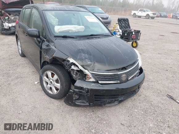 2009 Nissan Versa S z VIN 3N1BC13E99L423269, wystawiony jako IAAI lot #41490644 z przebiegiem 124 241 mil mil oraz . Historia ofert i sprzedaży dostępna na DreamBid. Obrazek 6.