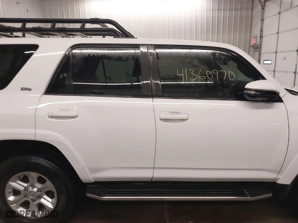 2018 Toyota 4Runner SR5 with VIN JTEBU5JR0J5506340, listed as a IAAI auction lot 41360970 with 101,420 mi miles. Bid and sale history available at carsss.com. Image 13.