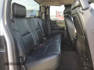 2013 GMC Sierra 1500 SLT z VIN 1GTR2WE71DZ128243, wystawiony jako Copart lot #77324384 z przebiegiem 214 962 mil mil oraz Nie do naprawy • Non repairable. Historia ofert i sprzedaży dostępna na DreamBid. Obrazek 10.
