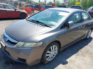 2009 Honda Civic LX z VIN 1HGFA16519L004488, wystawiony jako IAAI lot #42231008 z przebiegiem 239 870 mil mil oraz . Historia ofert i sprzedaży dostępna na DreamBid. Obrazek 2.