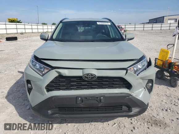 2020 Toyota RAV4 XLE z VIN 2T3P1RFV3LC095206, wystawiony jako Copart lot #61994415 z przebiegiem 57 698 mil mil oraz Szkoda całkowita • Salvage title. Historia ofert i sprzedaży dostępna na DreamBid. Obrazek 5.