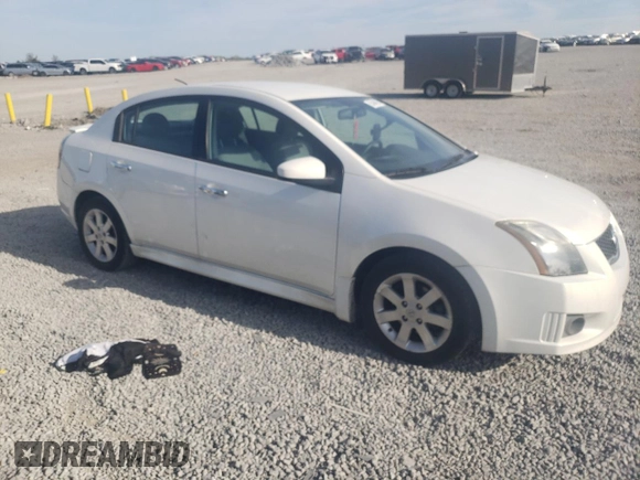 2012 Nissan Sentra S z VIN 3N1AB6AP5CL768354, wystawiony jako Copart lot #53494895 z przebiegiem 111 218 mil mil oraz Szkoda całkowita • Salvage title. Historia ofert i sprzedaży dostępna na DreamBid. Obrazek 4.