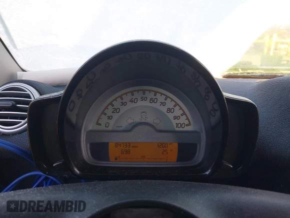2013 Smart fortwo Pure z VIN WMEEJ3BA5DK703700, wystawiony jako IAAI lot #41431239 z przebiegiem 84 733 mil mil oraz . Historia ofert i sprzedaży dostępna na DreamBid. Obrazek 7.