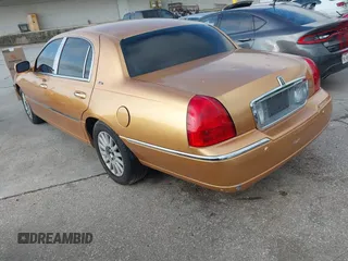 2003 Lincoln Town Car Cartier z VIN 1LNHM83WX3Y633077, wystawiony jako IAAI lot #42501273 z przebiegiem Nie podano mil oraz . Historia ofert i sprzedaży dostępna na DreamBid. Obrazek 3.