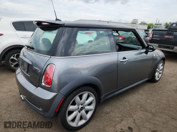 2006 MINI Hardtop S z VIN WMWRE33526TN28483, wystawiony jako Copart lot #64806175 z przebiegiem 76 419 mil mil oraz Szkoda całkowita • Salvage title. Historia ofert i sprzedaży dostępna na DreamBid. Obrazek 3.