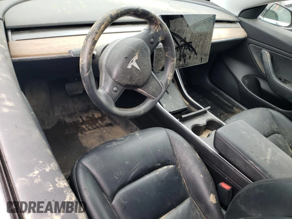 2019 Tesla Model 3 Mid Range z VIN 5YJ3E1EA0KF394514, wystawiony jako Copart lot #58051215 z przebiegiem Nie podano mil oraz Szkody całkowita. Historia ofert i sprzedaży dostępna na DreamBid. Obrazek 8.