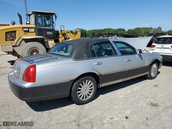 2005 Lincoln Town Car Signature Limited with VIN 1LNHM82W95Y620664, listed as a Copart auction lot 58664424 with 0 mi miles and Salvage Title. Bid and sale history available at carsss.com. Image 3.