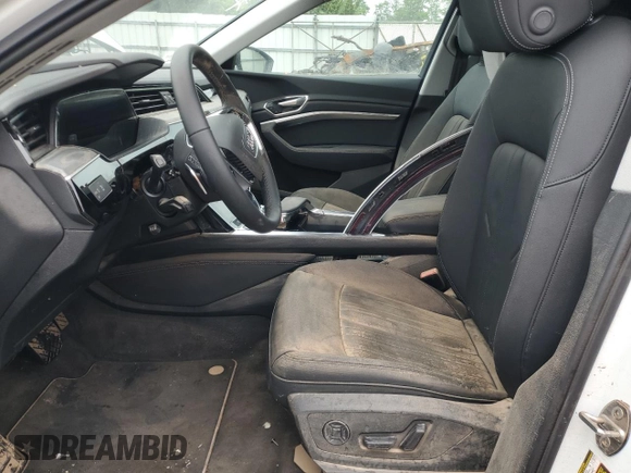 2021 Audi e-tron Premium z VIN WA1AAAGE2MB037094, wystawiony jako Copart lot #58707925 z przebiegiem Nie podano mil oraz Szkody całkowita. Historia ofert i sprzedaży dostępna na DreamBid. Obrazek 7.