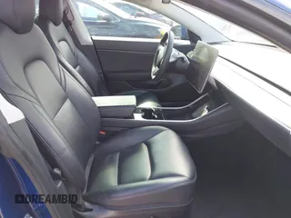 2020 Tesla Model 3 Standard Range Plus z VIN 5YJ3E1EA5LF708885, wystawiony jako IAAI lot #42172952 z przebiegiem 58 882 mil mil oraz . Historia ofert i sprzedaży dostępna na DreamBid. Obrazek 5.