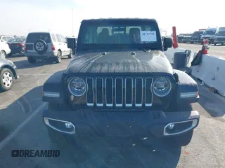 2020 Jeep Gladiator Overland with VIN 1C6HJTFG7LL139980, listed as a IAAI auction lot 40713794 with 33,560 mi miles and . Bid and sale history available at DreamBid. Image 13.