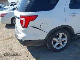 2018 Ford Explorer XLT z VIN 1FM5K7D85JGC71116, wystawiony jako IAAI lot #41901774 z przebiegiem 68 957 mil mil oraz . Historia ofert i sprzedaży dostępna na DreamBid. Obrazek 17.