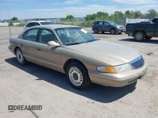 1996 Lincoln Continental z VIN 1LNLM97V0TY642100, wystawiony jako IAAI lot #42425141 z przebiegiem 174 277 mil mil oraz . Historia ofert i sprzedaży dostępna na DreamBid. Obrazek 1.
