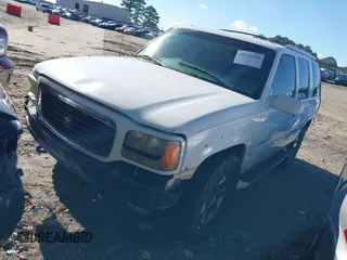 2000 Cadillac Escalade z VIN 1GYEK63R7YR226034, wystawiony jako IAAI lot #41224406 z przebiegiem 293 123 mil mil oraz . Historia ofert i sprzedaży dostępna na DreamBid. Obrazek 2.