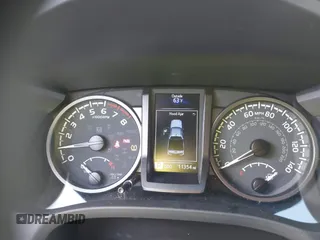 2023 Toyota Tacoma SR5 z VIN 3TMAZ5CNXPM208862, wystawiony jako IAAI lot #42206860 z przebiegiem 11 354 mil mil oraz . Historia ofert i sprzedaży dostępna na DreamBid. Obrazek 7.