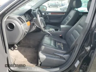 2005 Volkswagen Touareg z VIN WVGZG77LX5D063808, wystawiony jako Copart lot #44457935 z przebiegiem 172 252 mil mil oraz Czysty tytuł • Clean title. Historia ofert i sprzedaży dostępna na DreamBid. Obrazek 7.