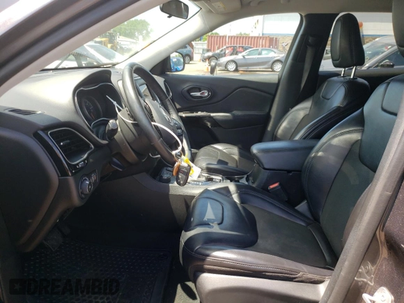 2019 Jeep Cherokee Latitude Plus z VIN 1C4PJMLN3KD333945, wystawiony jako Copart lot #56859834 z przebiegiem 84 620 mil mil oraz Szkoda całkowita • Salvage title. Historia ofert i sprzedaży dostępna na DreamBid. Obrazek 7.