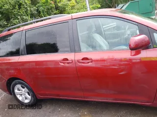 2012 Toyota Sienna z VIN 5TDKA3DC5CS012254, wystawiony jako IAAI lot #42367254 z przebiegiem 183 083 mil mil oraz . Historia ofert i sprzedaży dostępna na DreamBid. Obrazek 13.