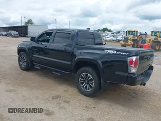 2020 Toyota Tacoma SR5 z VIN 3TMAZ5CN8LM138501, wystawiony jako IAAI lot #42321412 z przebiegiem 81 806 mil mil oraz . Historia ofert i sprzedaży dostępna na DreamBid. Obrazek 3.