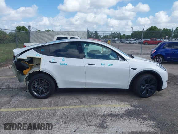 2025 Tesla Model Y Long Range with VIN 7SAYGDEE2SA337378, listed as a IAAI auction lot 41940840 with 1,676 mi miles and . Bid and sale history available at DreamBid. Image 13.