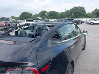 2018 Tesla Model 3 Long Range Battery z VIN 5YJ3E1EB3JF178812, wystawiony jako IAAI lot #42124838 z przebiegiem 124 229 mil mil oraz . Historia ofert i sprzedaży dostępna na DreamBid. Obrazek 22.