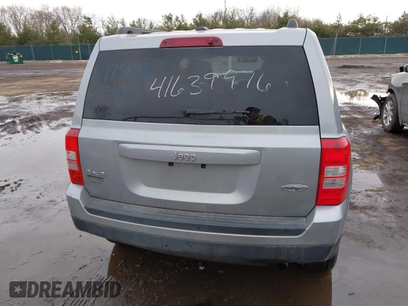 2015 Jeep Patriot Latitude z VIN 1C4NJRFB7FD412238, wystawiony jako IAAI lot #41639976 z przebiegiem 106 767 mil mil oraz . Historia ofert i sprzedaży dostępna na DreamBid. Obrazek 17.