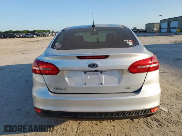 2018 Ford Focus SE z VIN 1FADP3F2XJL277462, wystawiony jako Copart lot #60360985 z przebiegiem 81 831 mil mil oraz Czysty tytuł • Clean title. Historia ofert i sprzedaży dostępna na DreamBid. Obrazek 6.
