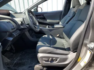 2023 Toyota bZ4X XLE z VIN JTMABACA1PA036308, wystawiony jako Copart lot #55640284 z przebiegiem Nie podano mil oraz . Historia ofert i sprzedaży dostępna na DreamBid. Obrazek 7.
