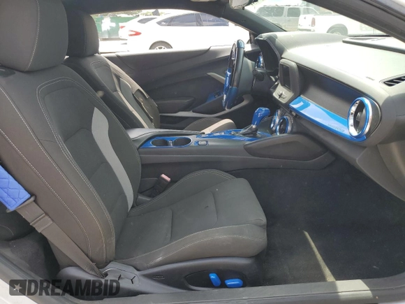 2020 Chevrolet Camaro 1LT z VIN 1G1FB1RSXL0103745, wystawiony jako Copart lot #60452065 z przebiegiem Nie podano mil oraz Czysty tytuł • Clean title. Historia ofert i sprzedaży dostępna na DreamBid. Obrazek 7.