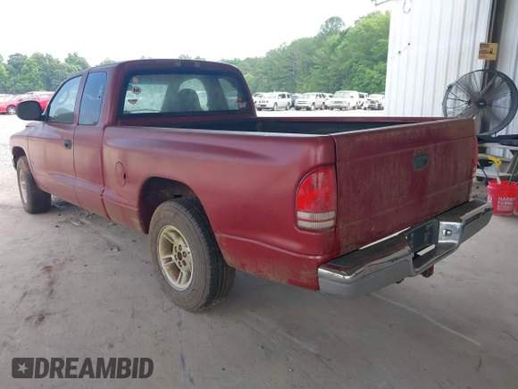 2000 Dodge Dakota with VIN 1B7GL22X2YS587779, listed as a IAAI auction lot 42231475 with 179,200 mi miles and . Bid and sale history available at carsss.com. Image 3.