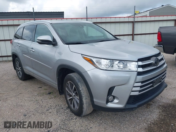 2017 Toyota Highlander XLE z VIN 5TDJZRFH6HS509725, wystawiony jako IAAI lot #42677602 z przebiegiem 120 311 mil mil oraz . Historia ofert i sprzedaży dostępna na DreamBid. Obrazek 1.