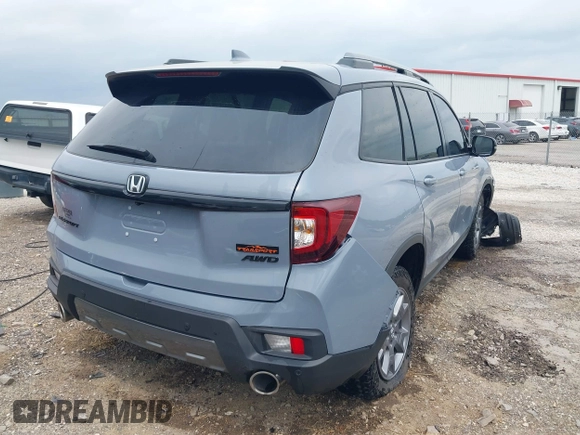 2025 Honda Passport TrailSport z VIN 5FNYF8H69SB012063, wystawiony jako IAAI lot #42060797 z przebiegiem 6078 mil mil oraz . Historia ofert i sprzedaży dostępna na DreamBid. Obrazek 4.
