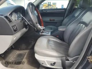 2006 Chrysler 300 C z VIN 2C3LA63HX6H439925, wystawiony jako Copart lot #56059655 z przebiegiem 206 856 mil mil oraz Czysty tytuł • Clean title. Historia ofert i sprzedaży dostępna na DreamBid. Obrazek 7.