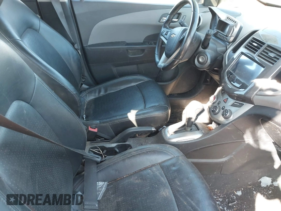 2015 Chevrolet Sonic LTZ z VIN 1G1JE6SB5F4208568, wystawiony jako IAAI lot #41765909 z przebiegiem Nie podano mil oraz . Historia ofert i sprzedaży dostępna na DreamBid. Obrazek 5.
