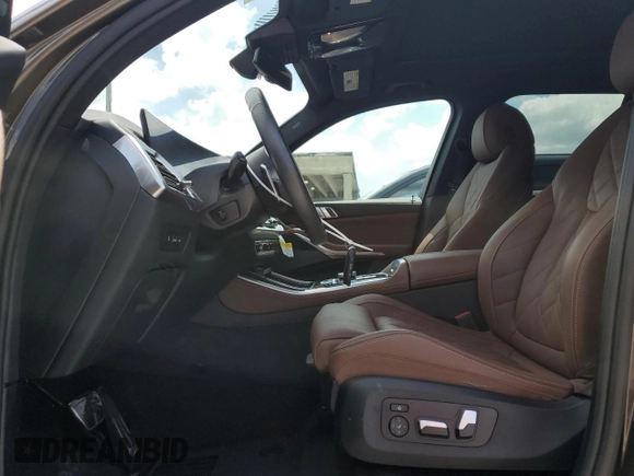 2025 BMW X5 sDrive40i z VIN 5UX13EU07S9X93779, wystawiony jako Copart lot #55974175 z przebiegiem 8 970 mil mil oraz Szkoda całkowita • Salvage title. Historia ofert i sprzedaży dostępna na DreamBid. Obrazek 7.