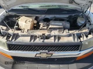 2006 Chevrolet Express Passenger z VIN 1GAHG35U361256706, wystawiony jako Copart lot #53382965 z przebiegiem 235 191 mil mil oraz Tytuł czysty. Historia ofert i sprzedaży dostępna na DreamBid. Obrazek 12.