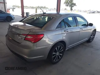 2014 Chrysler 200 Touring z VIN 1C3CCBBB0EN117901, wystawiony jako IAAI lot #42207392 z przebiegiem 110 786 mil mil oraz . Historia ofert i sprzedaży dostępna na DreamBid. Obrazek 4.