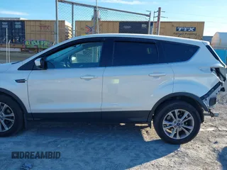2017 Ford Escape SE z VIN 1FMCU0GD5HUB35744, wystawiony jako IAAI lot #41389972 z przebiegiem 171 623 mil mil oraz . Historia ofert i sprzedaży dostępna na DreamBid. Obrazek 15.