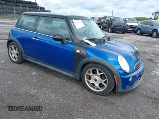2005 MINI Hardtop S z VIN WMWRE33465TG95230, wystawiony jako IAAI lot #42345237 z przebiegiem 147 288 mil mil oraz . Historia ofert i sprzedaży dostępna na DreamBid. Obrazek 1.