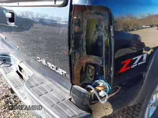 2005 Chevrolet Silverado 1500 Z71 z VIN 1GCEK19Z75Z191040, wystawiony jako IAAI lot #41705016 z przebiegiem 180 517 mil mil oraz . Historia ofert i sprzedaży dostępna na DreamBid. Obrazek 18.
