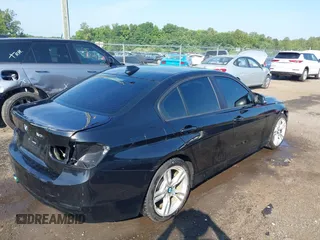 2013 BMW 3 Series 328i xDrive z VIN WBA3B5G57DNS05892, wystawiony jako IAAI lot #42560892 z przebiegiem 141 676 mil mil oraz . Historia ofert i sprzedaży dostępna na DreamBid. Obrazek 4.