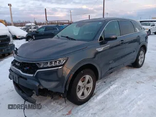 2022 Kia Sorento LX z VIN 5XYRGDLC6NG100959, wystawiony jako Copart lot #88527785 z przebiegiem 68 110 mil mil oraz Szkoda całkowita • Salvage title. Historia ofert i sprzedaży dostępna na DreamBid. Obrazek 1.