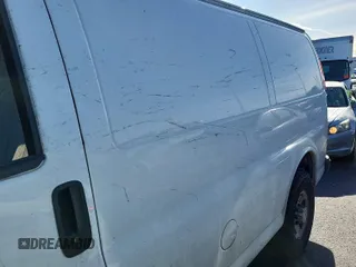 2020 Chevrolet Express Cargo z VIN 1GCWGAFG8L1252738, wystawiony jako IAAI lot #42617603 z przebiegiem 65 745 mil mil oraz . Historia ofert i sprzedaży dostępna na DreamBid. Obrazek 3.