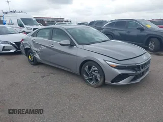 2025 Hyundai Elantra SEL Convenience z VIN KMHLS4DG4SU925278, wystawiony jako IAAI lot #42520321 z przebiegiem 13 936 mil mil oraz . Historia ofert i sprzedaży dostępna na DreamBid. Obrazek 1.