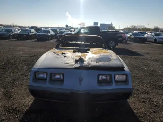 1979 Pontiac Firebird z VIN 2XB87K9L170230, wystawiony jako Copart lot #78530924 z przebiegiem Nie podano mil oraz Szkody całkowita. Historia ofert i sprzedaży dostępna na DreamBid. Obrazek 5.