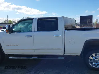 2015 GMC Sierra 2500HD Denali z VIN 1GT120E85FF641373, wystawiony jako IAAI lot #41791280 z przebiegiem 281 137 mil mil oraz . Historia ofert i sprzedaży dostępna na DreamBid. Obrazek 14.
